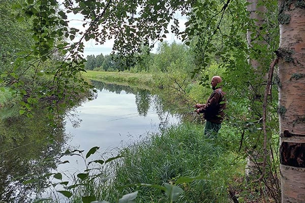 Ein Angler am See